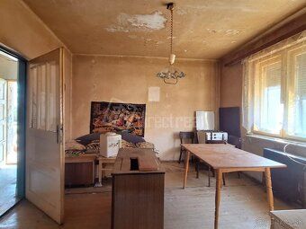 EXKLUZÍVNA PONUKA: Veľkorysý pozemok 1720 m² so starším domo