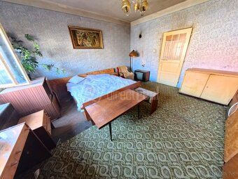 EXKLUZÍVNA PONUKA: Veľkorysý pozemok 1720 m² so starším domo