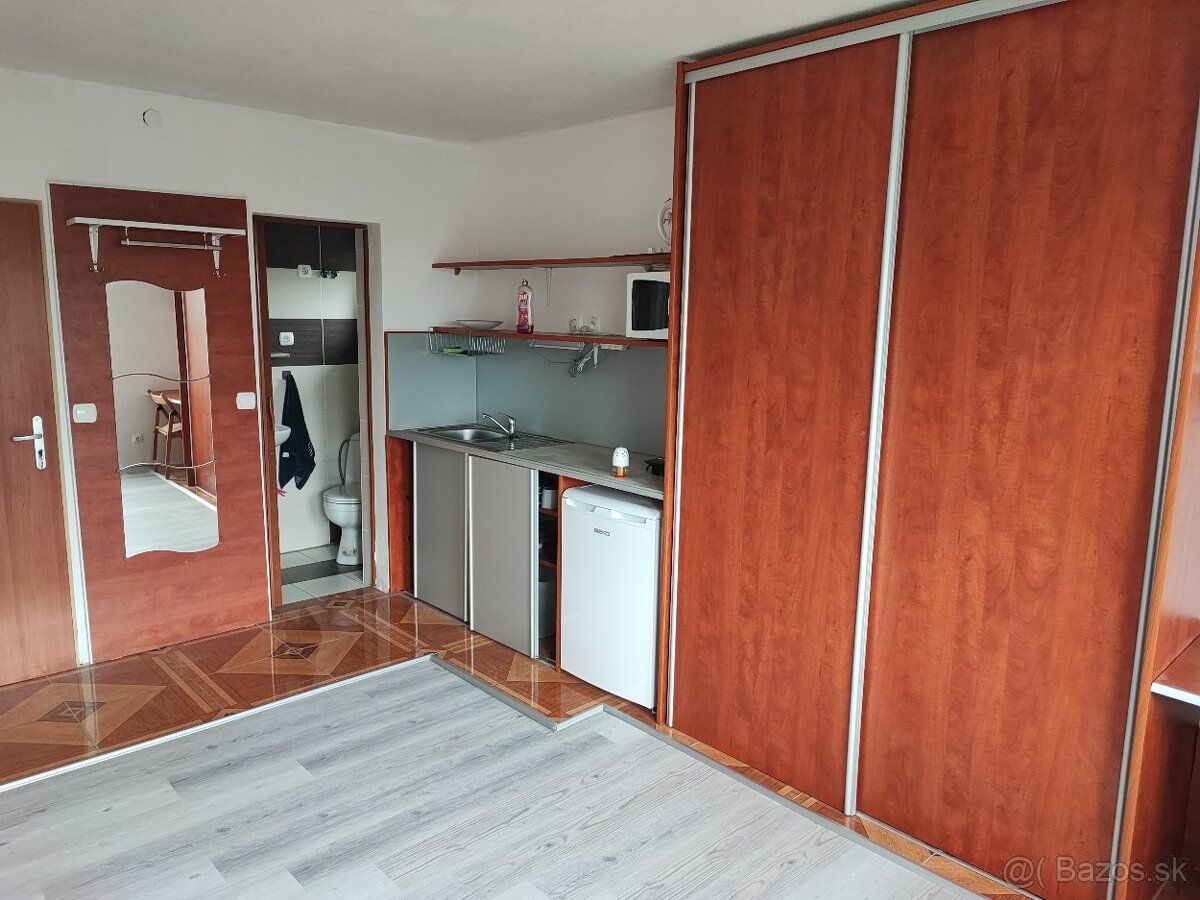Ponúkam do prenájmu garsónku o výmere 24 m², /450 Eur/vo Vra