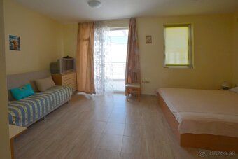 Priestranné zariadené štúdio (72 m²) s veľkou terasou na Sln