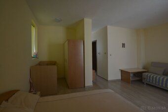 Priestranné zariadené štúdio (72 m²) s veľkou terasou na Sln