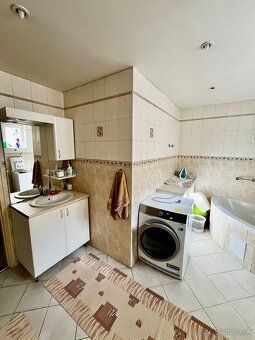 🏡Ponúkame na predaj zrekonštruovaný jednopodlažný 4 izbový r