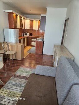Ponúkam na prenájom väčší 1-izb. s rozlohou 42 m2 v Košiciac