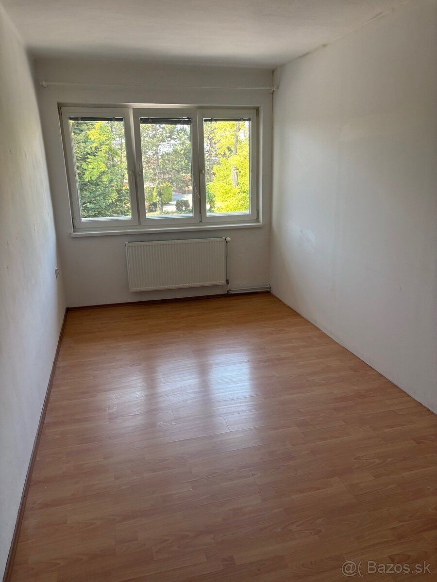 Dám do prenájmu 4 izbový byt v centre Bošian Výmera 92m2 Cen