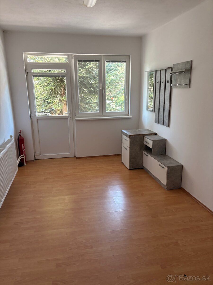 Dám do prenájmu 4 izbový byt v centre Bošian Výmera 92m2 Cen
