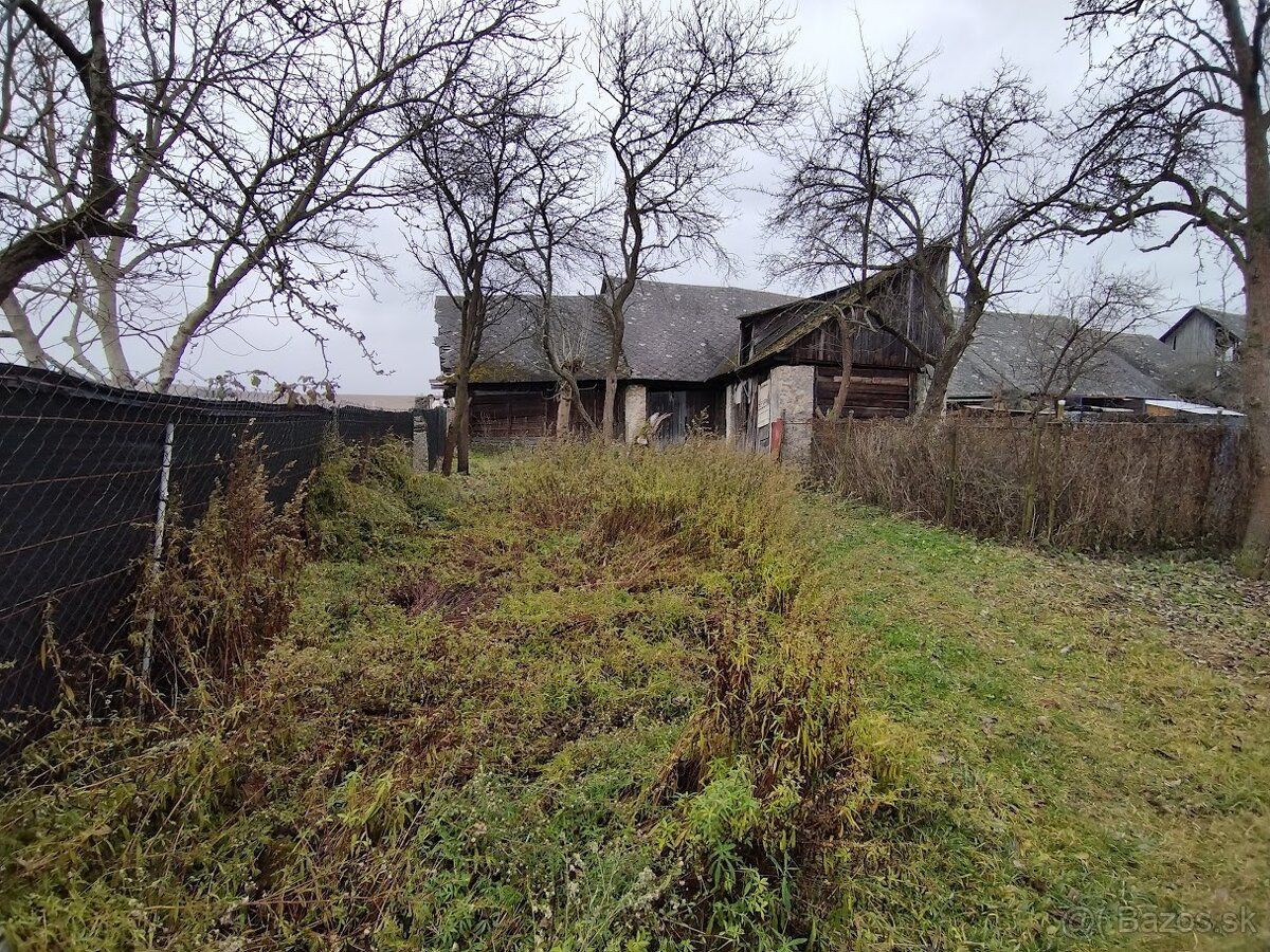 Ponúkam na predaj humno, so záhradou a s rovinatým, slnečným