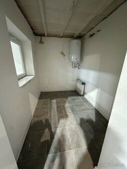 🏢 PRENÁJOM MODERNEJ MUROVANEJ HALY – 137 m²
Ponúkame na pren