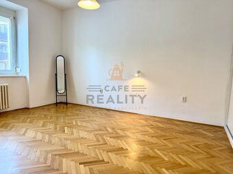 Na prenájom 2 izbový byt priestranný, 65 m2, pod stanicou s 