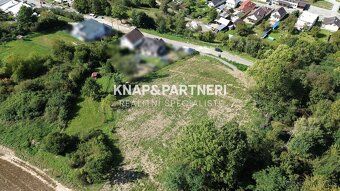Ponúkame na predaj pozemok s výmerou 1070 m2 v meste Hanušov