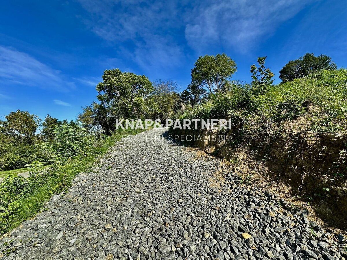 Ponúkame na predaj pozemok s výmerou 1070 m2 v meste Hanušov
