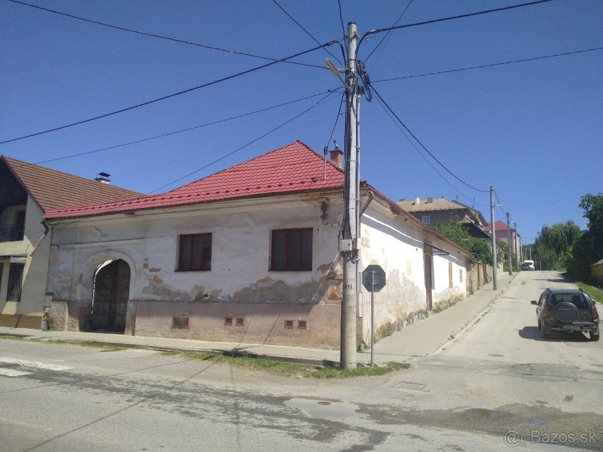 Ponúkam na predaj samostatne stojaci rodinný dom v meste Jel