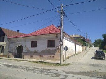 Ponúkam na predaj samostatne stojaci rodinný dom v meste Jel