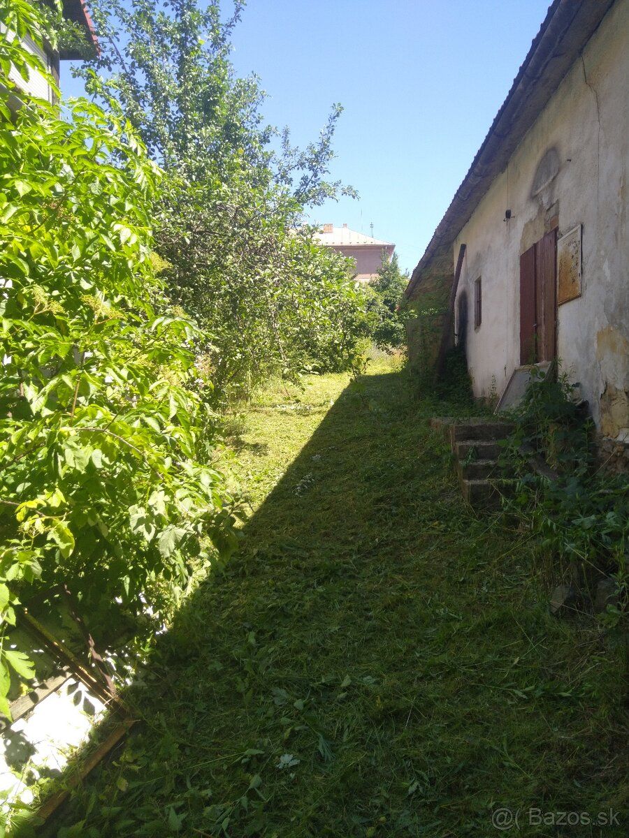 Ponúkam na predaj samostatne stojaci rodinný dom v meste Jel