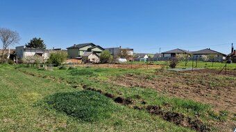 Predám pozemok 1800m2 v obci Veľké Turovce. Pozemok je možné