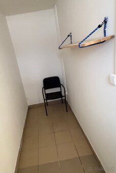 Prenajmem stánok so 100m2 pozemkom. Cena prenájmu 250€ + ene