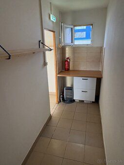 Prenajmem stánok so 100m2 pozemkom. Cena prenájmu 250€ + ene