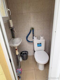 Prenajmem stánok so 100m2 pozemkom. Cena prenájmu 250€ + ene
