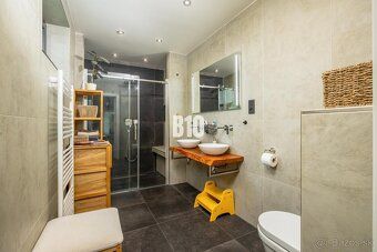 B10 Vám ponúka na predaj moderný 4-izbový rodinný dom s gará