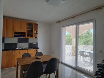 AMAXADES REALTY offers for sale an apartment house with 6 apartments in the village of VRSI, near Zadar.