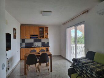 AMAXADES REALTY offers for sale an apartment house with 6 apartments in the village of VRSI, near Zadar.