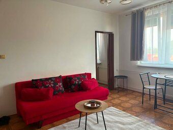 Oferuję długoterminowy wynajem jednopokojowego nieprzebudowanego mieszkania w spokojnej…