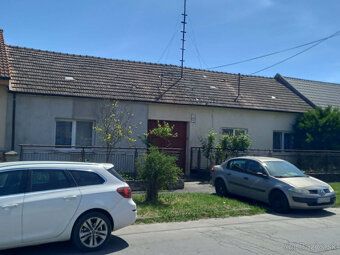 Spacious plot with total area of 1,273 m² and width of 17 m in quiet part near center.