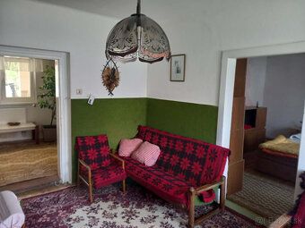 Spacious plot with total area of 1,273 m² and width of 17 m in quiet part near center.