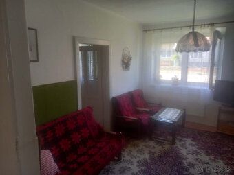 Spacious plot with total area of 1,273 m² and width of 17 m in quiet part near center.