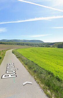 Sprzedam płaski teren 5 km od Preszowa przy ścieżce rowerowej o powierzchni 526 m2 i szerokości 10 m. ...