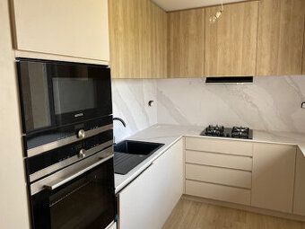 SLOVREAL пропонує на продаж 1-кімнатну квартиру, розташовану на 3 поверсі утепленої багатоквартирної будівлі.