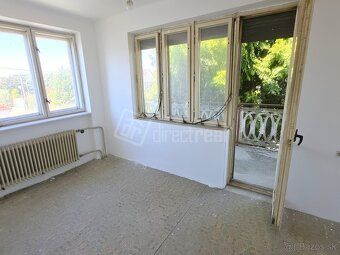 Large two-story semi-basement family house with garden - original condition