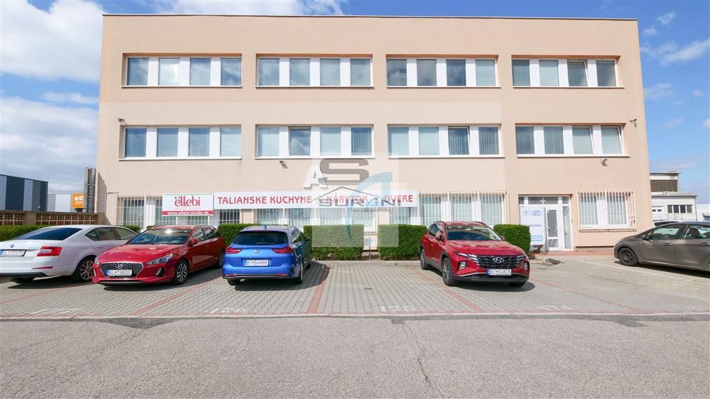 Priestor sa nachádza na 3. nadzemnom podlaží, 2. poschodí, k
