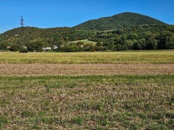 NEW HOUSE ponúka na predaj rovinatý a slnečný pozemok s celk