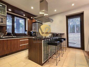 Maroš Vereš +421 904 086 200 e-mail:
V2 Real Estate ponúka n
