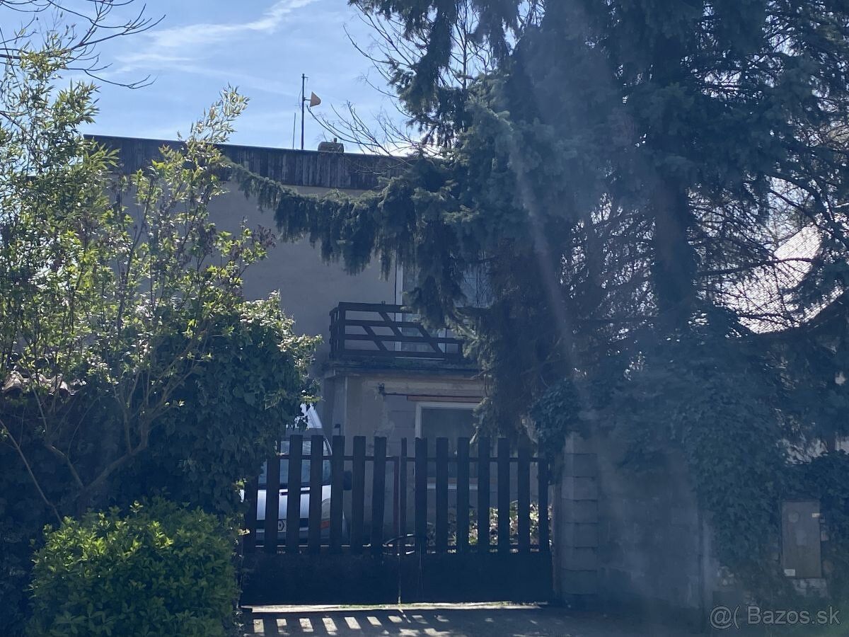 Predmetom dražby je samostatne stojaci rodinný dom o zastava