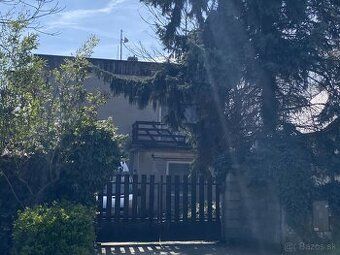 Predmetom dražby je samostatne stojaci rodinný dom o zastava