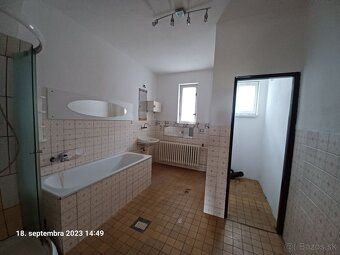 Spoločnosť U9, a.s. ponúka na predaj trojpodlažný murovaný r