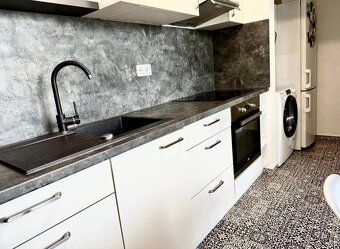 Byt má výmeru 33 m² a disponuje loggiou (7 m²). Nachádza sa 