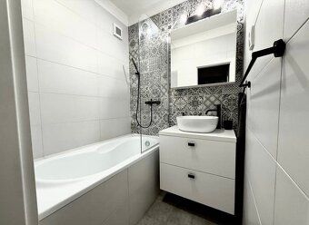 Byt má výmeru 33 m² a disponuje loggiou (7 m²). Nachádza sa 