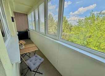 Byt má výmeru 33 m² a disponuje loggiou (7 m²). Nachádza sa 