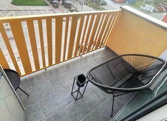 Parametre bytu: výmera 53 m² + balkón poschodie kompletne za