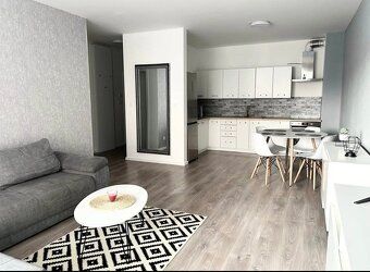Parametre bytu: výmera 53 m² + balkón poschodie kompletne za