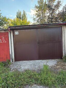 Na ulici E.M.Šoltésovej v uzavretom dvore ponúkam do dlhodob