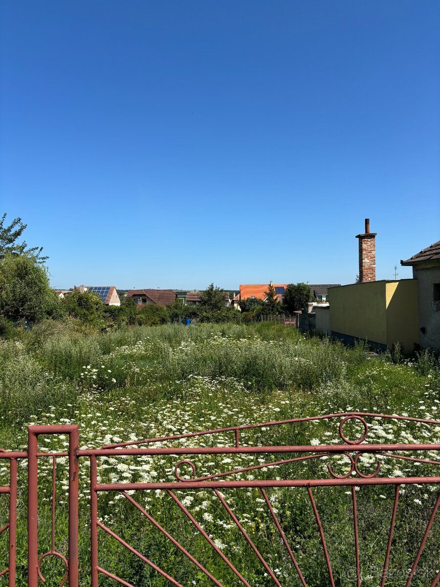 Ponúkame Vám  na predaj stavebný pozemok o výmere 832 m², kt