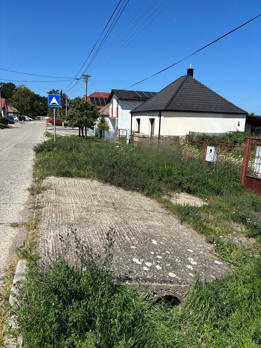 Ponúkame Vám  na predaj stavebný pozemok o výmere 832 m², kt