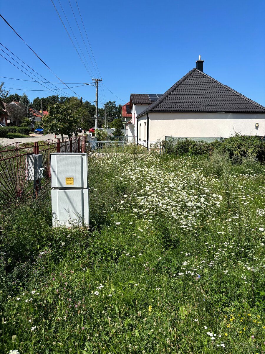 Ponúkame Vám  na predaj stavebný pozemok o výmere 832 m², kt