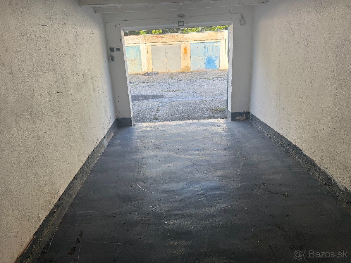 Ponúkam na prenájom garáž o výmere 18 m² na Teplickej ulici.