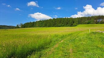 Ponúkame na predaj rekreačný pozemok s nádherným výhľadom na