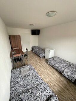 Dám do nájmu veľkú 24 m2 prechodnú izbu Košice, v centre so 