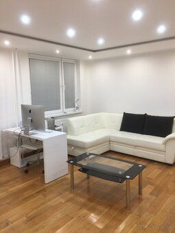 Dám do nájmu veľkú 24 m2 prechodnú izbu Košice, v centre so 